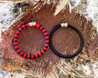 Boucles d'oreilles dépareillées Mud Snake . choisissez l'évolution Ventre rouge ou Ventre de feu. Créoles uniques pour herpétologiste de terrain . Farancia abacura