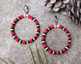 Créoles écarlates à motif serpent royal . cadeau herpétologie pour une majeure en sciences. Lampropeltis elapsoides