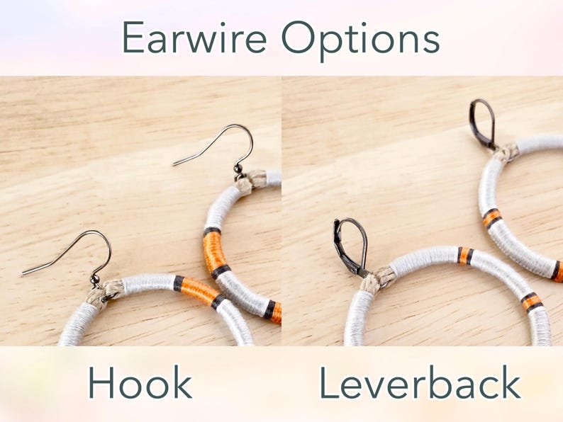 Peut inclure: Deux boucles d'oreilles cr&eacute;oles avec un motif tiss&eacute; blanc et orange. La boucle d'oreille de gauche a un fermoir crochet, et la boucle d'oreille de droite a un fermoir &agrave; levier. Options de fermoirs.