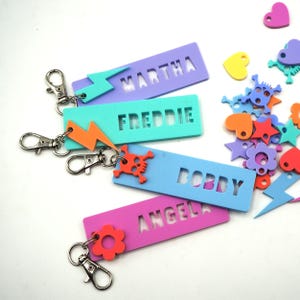 Porte-clés prénom personnalisé / Porte-clés avec breloque pour sac d'école / Porte-clés souvenir / Cadeau prénom personnalisé / Remplisseur de bas de Noël / Porte-clés d'école