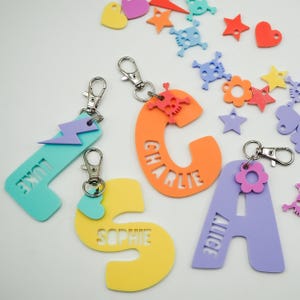 Porte-clés prénom personnalisé / Porte-clés avec breloque pour sac d'école / Porte-clés souvenir / Cadeau prénom personnalisé / Remplisseur de bas de Noël / Porte-clés d'école