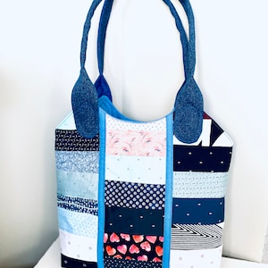 Cabas patchwork, sac à bandoulière, sac en jean bleu 4 poches, cadeau d'anniversaire pour elle, cadeau pour maman, cadeau cousu main, cadeau fait main pour amoureux, sac unique