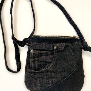 schwarze Umhängetasche mit 4 Taschen, Reißverschluss, verstellbarer und abnehmbarer Gurt, schwer gepolstert, 4 Taschen, upcycle einzigartige Jeanstasche