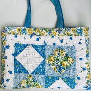 Cabas matelassé très grand, sac à bandoulière patchwork bleu, nouvelle courtepointe florale vintage recréée, bretelles en denim recyclées, sac éventail vintage, cadeau fait main