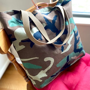 Sac à bandoulière Camo, sac de bibliothèque, grand sac à provisions lavable pliable, sac minimaliste, sac d'épicerie, zéro déchet, sac de sport, cadeau unisexe, BYOB