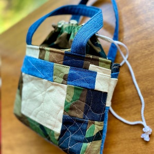 Gesteppte Patchwork-Beuteltasche, Kordelzugverschluss, 3 Fächer, Upcycle-Blau-Denim mit Canvas- und Camo-Print-Stoff, handgemachte Tasche
