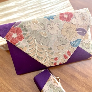 Japanse kimono portemonnee clutch en kiss lock sluiting lippenstift portemonnee in paarse bloemenprint, frame portemonnee uit de jaren 80, vintage nieuw
