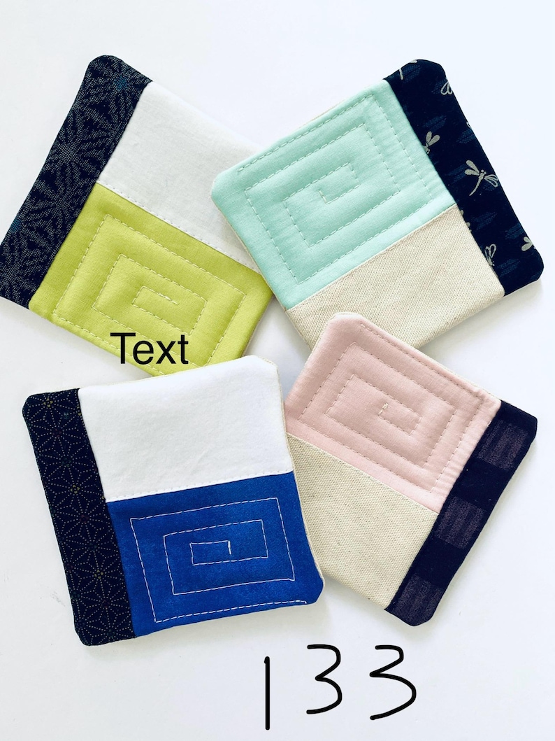 Pode incluir: Quatro bases para copos quadradas de tecido em tons de verde, azul, rosa e branco. Cada base apresenta um design geom&eacute;trico e uma borda estampada contrastante. O texto "Text" e o n&uacute;mero "133" s&atilde;o vis&iacute;veis.