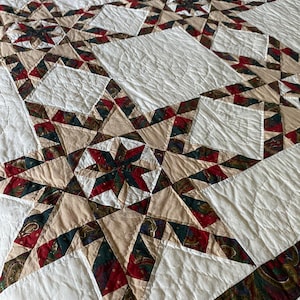 Trapunta patchwork vintage anni '70/'80, trapuntata a mano: 84"x86", colori autunnali, motivo a stelle.