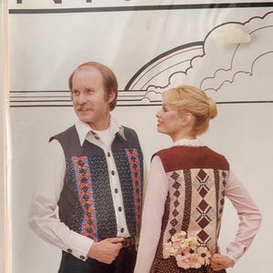 Peut inclure: Une pochette de patron de couture intitulée Patches of Joy 810 Heidi Vest. La couverture présente deux personnes portant des gilets aux motifs patchwork, incluant des imprimés floraux et losanges dans des tons bleu, rouge, marron et crème.