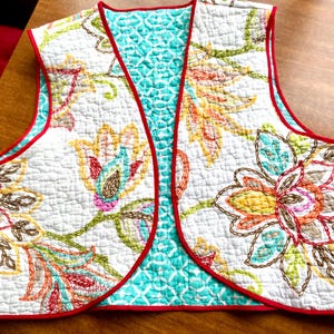 quilted floral vest, quilted lady vest upcycled free size, gift for her, Christmas gift for mom, handmade gift