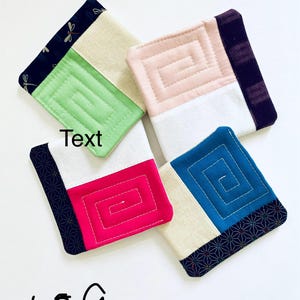 Pode incluir: Quatro bases de tecido quadradas em tons de rosa, azul, verde e branco. Cada base apresenta um design geom&eacute;trico e uma borda estampada. A palavra "Text" est&aacute; escrita em uma base e o n&uacute;mero "129" est&aacute; escrito abaixo.