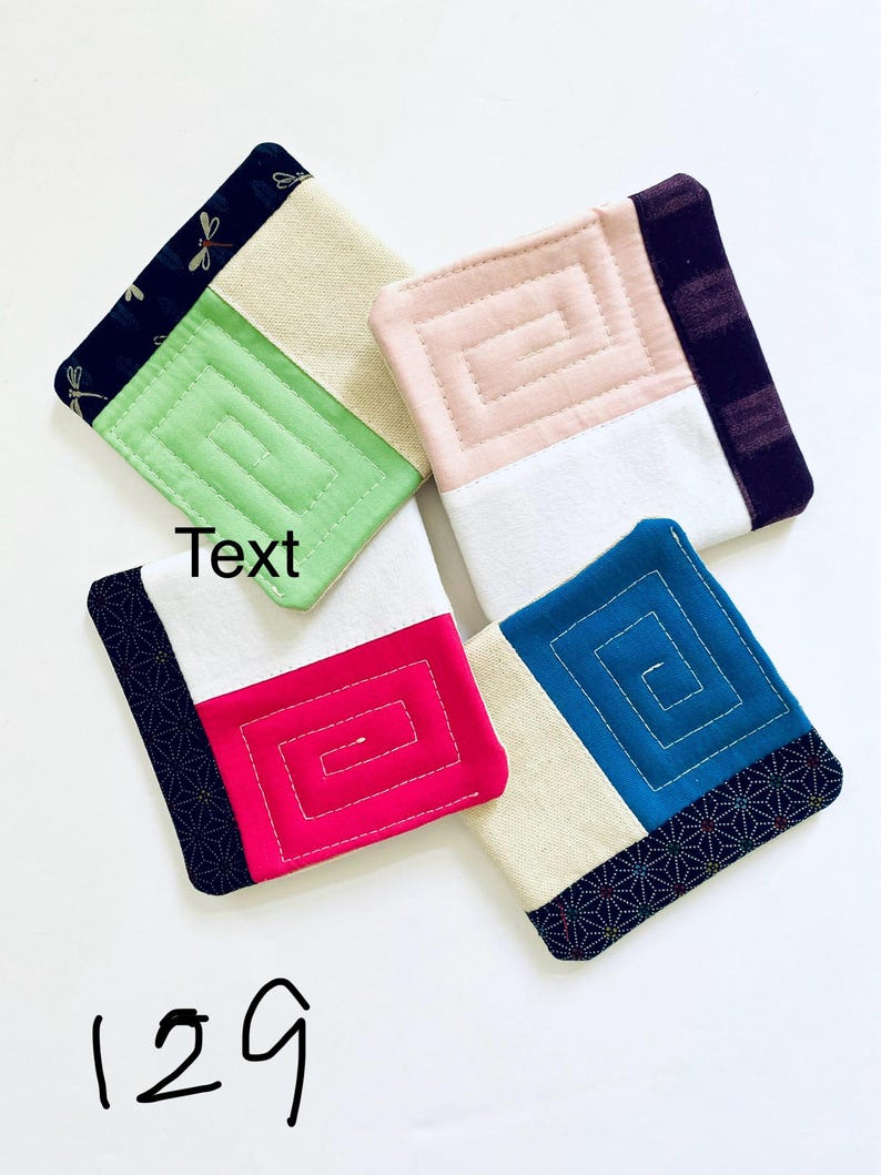 Pode incluir: Quatro bases de tecido quadradas em tons de rosa, azul, verde e branco. Cada base apresenta um design geom&eacute;trico e uma borda estampada. A palavra "Text" est&aacute; escrita em uma base e o n&uacute;mero "129" est&aacute; escrito abaixo.
