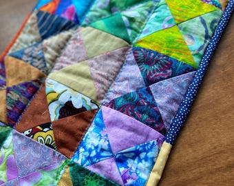 Kleurrijke handgemaakte machinaal gewatteerde patchwork tafelloper: rijke kleuren Thanksgiving-decor
