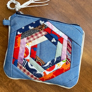 Pochette matelassée zippée en patchwork, trousse à cosmétiques rembourrée bleue avec fermeture éclair bronze, sac pour serviettes hygiéniques, cadeau de fête des mères, cadeau fait main pour elle,