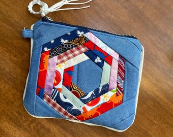 Gewatteerd patchwork zakje met rits: blauwe cosmeticatas met bloemen