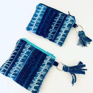 Hübsches Reißverschlusstäschchen aus Jeans mit Quaste, upcycled Schlüsseletui, Geldbörse aus Jeans Naht, verschiedene Blautöne Geschenkkartenhalter