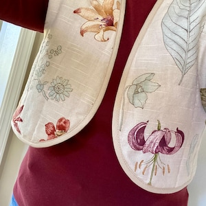 quilted floral vest, quilted lady vest upcycled free size, gift for her, Christmas gift for mom, handmade gift