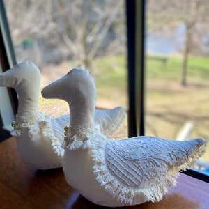 Ganso relleno de reliquia de lino con encaje, borla, campana, tela unisex bordada a mano, decoración para guardería, baby shower de inauguración de la casa