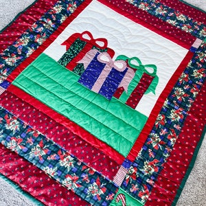 クリスマス キルト 50&quot;x60&quot;、お祝いの手作り吊り下げキルト、手縫いのクリスマス プレゼント キルト、大きなひざ掛けキルト、クリスマス ベビー キルト