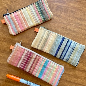 astuccio sottile trapuntato in colori tenui con chiusura a cerniera, astuccio imbottito per occhiali, piccolo regalo fatto a mano per lei, regalo per la festa della mamma, regalo unisex