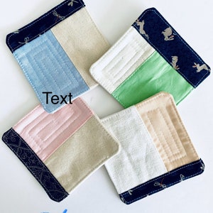 Pode incluir: Quatro bases de tecido quadradas com um design de patchwork. Cada base apresenta uma borda azul marinho com um padr&atilde;o de lib&eacute;lulas e se&ccedil;&otilde;es de tecido azul claro, branco, rosa e bege. A palavra "Text" &eacute; vis&iacute;vel em uma base e o n&uacute;mero "126" &eacute; vis&iacute;vel na parte inferior.