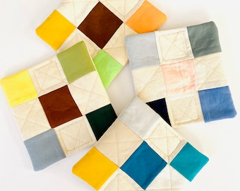 Conjunto de 4 porta-copos em tecido patchwork acolchoado, ideal para presente de boas-vindas.
