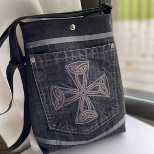 Jeans Umhängetasche verstellbar Gurt, schwarze Denim Tasche gepolstert, schwarzes veganes Wildlederfutter, Magnetverschluss, 2 Taschen, upcycle einzigartige Jeanstasche