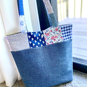 Grand cabas matelassé, sac en jean bleu à bandoulière, sac patchwork, cabas fait main, fermeture magnétique, cadeau d'anniversaire, cadeau de Noël, cadeau cousu main