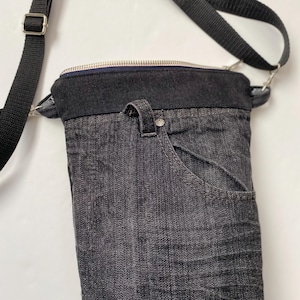 Gepolsterte schwarze Jeans Cross Body / Schultertasche mit 3 Taschen, Reißverschluss, verstellbarer abnehmbarer Gurt, Unisex Upcycled Denim Tasche