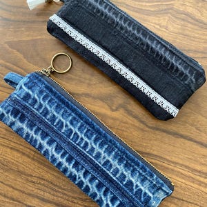 astuccio portapenne con cerniera sottile in jeans blu navy riciclato, astuccio portapenne unisex in denim, astuccio con cerniera piatta per piccoli oggetti, regalo di compleanno in denim