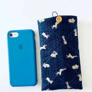 Pochette matelassée pour téléphone, étui pour téléphone japonais Sevenberry, housse de téléphone lapin bleu marine, étui pour téléphone minimaliste, cadeau d'anniversaire unisexe, cadeau cousu main