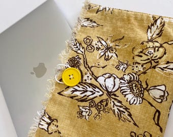 Rustic Floral Linen MacBook Sleeve: Retro Padded Laptop Cover