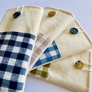 Pochette pour téléphone minimaliste en denim rembourrée avec poche vichy, pochette pour téléphone en denim blanc cassé, cadeau d'anniversaire unisexe, cadeau papa et maman cousu main