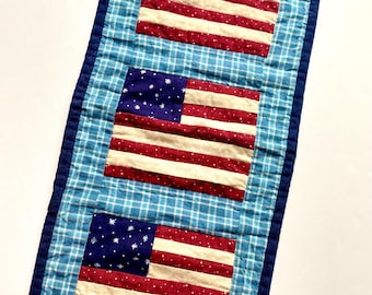 Quilted Patchwork American Flag Wall Hanging: Patriotic Decor