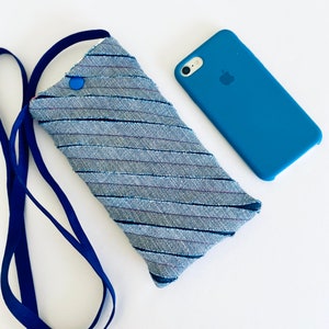 Sac à main pour téléphone en denim matelassé à bandoulière avec fermeture à pression, sac pour téléphone hipster, pochette pour téléphone rembourrée en jean Upcycle, cadeau fait main unisexe, étui pour téléphone