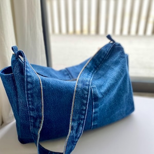 Upcycled navy blue Jeans Hobo Bag mit vielen Taschen, Reißverschluss, selten gefundene unisex blue Denim Umhängetasche, Geburtstagsgeschenk, Muttertag
