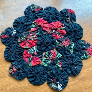 Yo-Yo Quilt Table Linen Collectable, Vintage black floral yo yo table topper, vintage home decor, Handmade Doily 80s, fabric home decor