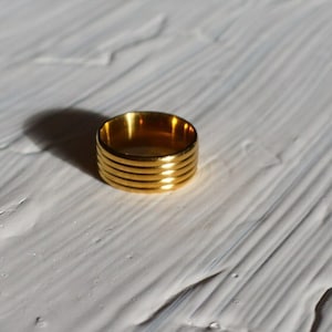 LENA - Anello grosso testurizzato, anello in acciaio PVD oro 18 carati, anello ipoallergenico, anello impilabile, anello unisex, anello impermeabile, anello anti-ossidazione