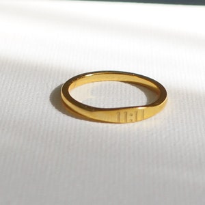 Peut inclure: Une bague dorée avec le nombre "11:11" gravé sur la bande.