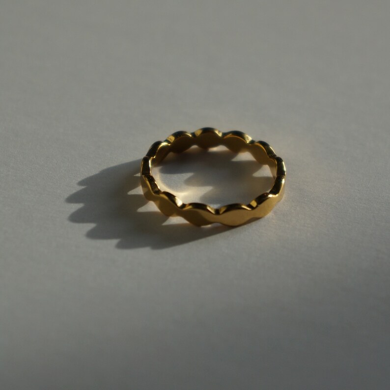 Stapelring i rostfritt stål med PVD-motiv i 18 karat guld - Vattentät, hypoallergen bild 1