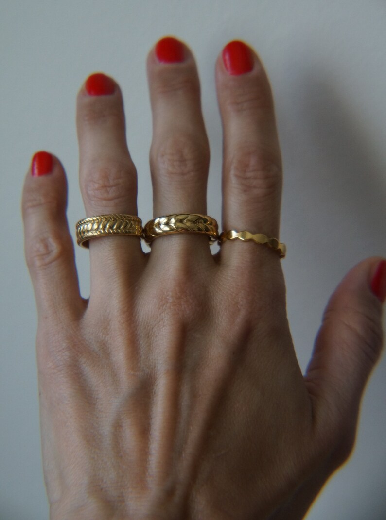 Stapelring i rostfritt stål med PVD-motiv i 18 karat guld - Vattentät, hypoallergen bild 2