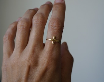 Hamrad korsring: Justerbar manschett i rostfritt stål 18K guld