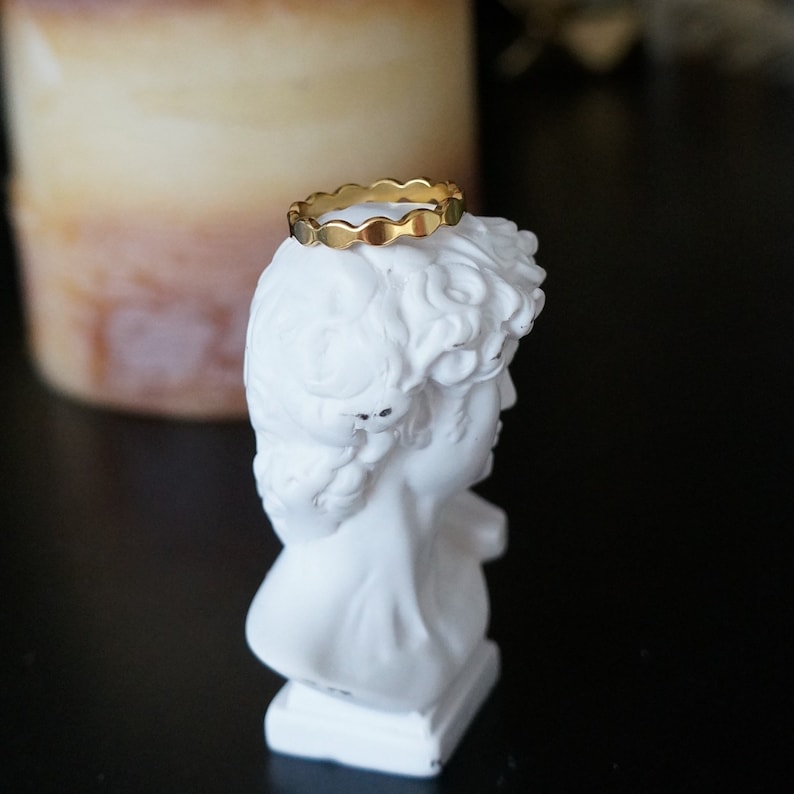 Stapelring i rostfritt stål med PVD-motiv i 18 karat guld - Vattentät, hypoallergen bild 3