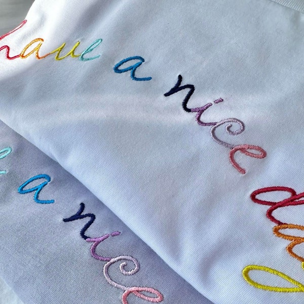 Bio-T-Shirt – bestickt mit „Have A Nice Day“ – handgezeichnete Designs – nachhaltige Kleidung – weiches, einzigartiges Oberteil