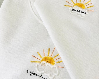 Hellere Tage kommen - Besticktes Sweatshirt mit Ärmelstickerei