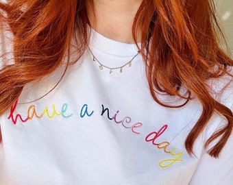 T-shirt bio - broderie « Have a nice day » - motifs dessinés à la main - vêtements durables - haut doux et unique