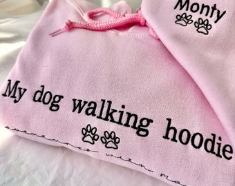 Personalisierter Hundespaziergang Hoodie mit Ärmel - besticktes Hundeliebhaber Geschenk