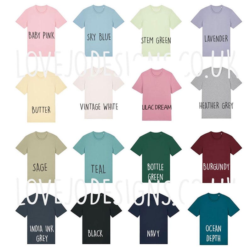 Peut inclure: Une collection de t-shirts &agrave; manches courtes de diff&eacute;rentes couleurs, dont rose b&eacute;b&eacute;, bleu ciel et vert tige. Chaque chemise porte le nom de sa couleur en dessous. Les chemises sont dispos&eacute;es en rang&eacute;es et en colonnes.