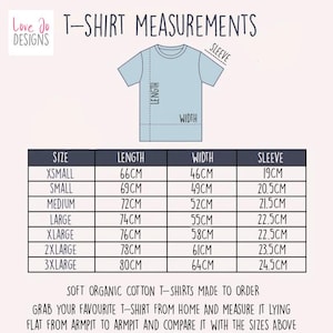 Peut inclure: Tableau de mesures de t-shirts en centim&egrave;tres, avec tailles de XS &agrave; 3XL. Il indique les mesures de longueur, largeur et manches. Le texte pr&eacute;cise que les t-shirts sont en coton biologique doux et faits sur commande.